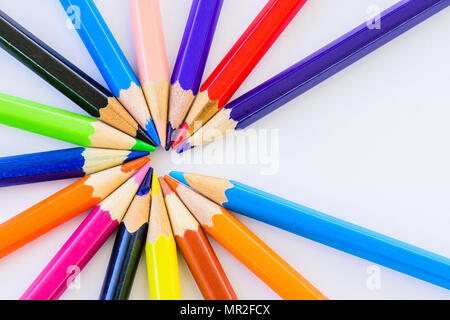 Crayons de couleur différents Gros plan sur fond blanc. Banque D'Images