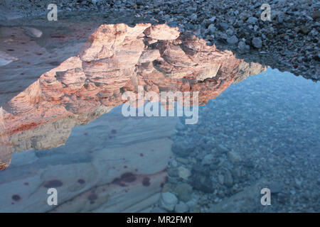 Reflet de roches rouges dans un canyon extérieure Banque D'Images