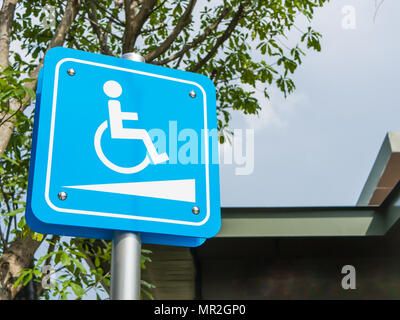 Symbole du fauteuil roulant dans un parking. Banque D'Images