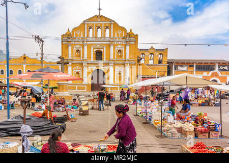 Santa Maria de Jesus, au Guatemala - 5 décembre 2016 : place du marché en face de l'église catholique de Santa Maria de Jesus au Guatemala. Banque D'Images