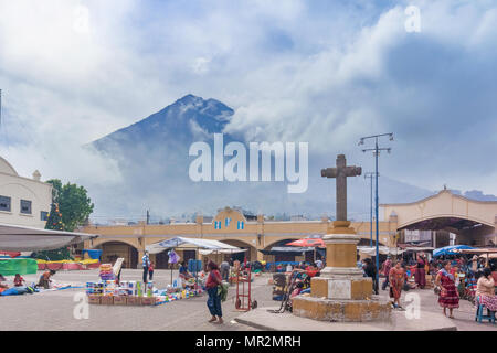 Santa Maria de Jesus, au Guatemala - 5 décembre 2016 : place du marché et le volcan de Aqua à l'arrière-plan comme vu à la ville de Santa Maria de Jesus Banque D'Images