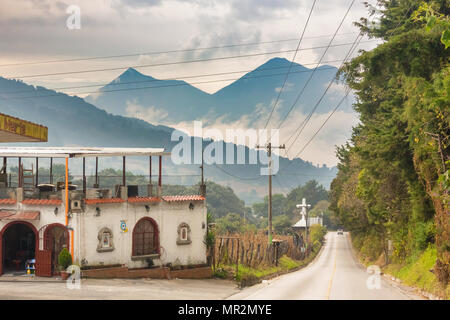 Santa Maria de Jesus, au Guatemala - 5 décembre 2016 : chemin de terre et les montagnes volcaniques à l'arrière-plan, juste à l'extérieur de la ville de Santa Maria de Banque D'Images