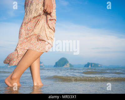 Femme marche sur plage de sable fin. Closeup détail des pieds femelles .Step up concept. Banque D'Images