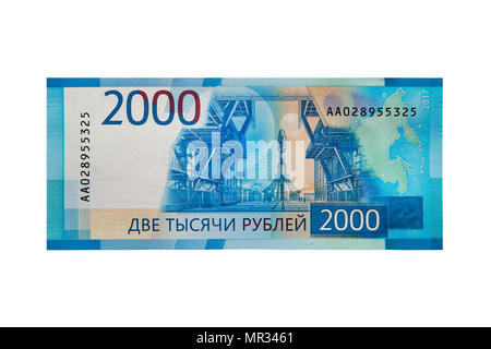 Nouveaux billets de 2000 roubles isolé sur fond blanc Banque D'Images