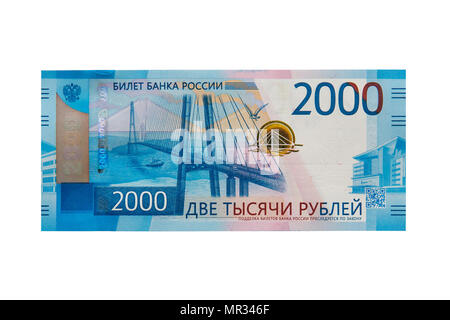 Nouveaux billets de 2000 roubles isolé sur fond blanc Banque D'Images