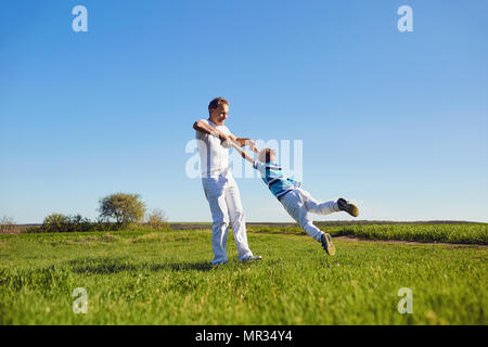Père et fils jouent dans la nature. Banque D'Images