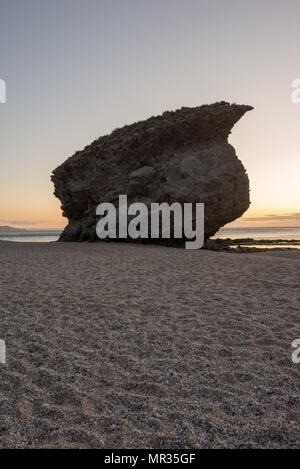 Lever de soleil sur la plage des morts de Carboneras, Almeria Banque D'Images