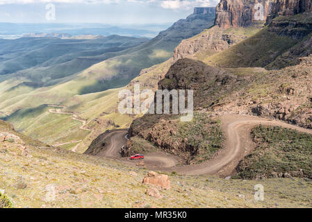 SANI PASS, AFRIQUE DU SUD - le 24 mars 2018 : lacets dans le Sani Pass vu de Sani Lodge de montagne. Un véhicule à quatre roues motrices est visible sur th Banque D'Images