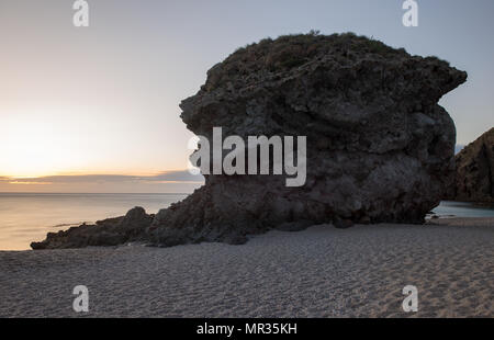 Lever de soleil sur la plage des morts de Carboneras, Almeria Banque D'Images