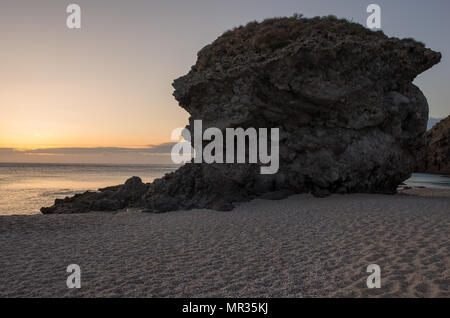 Lever de soleil sur la plage des morts de Carboneras, Almeria Banque D'Images
