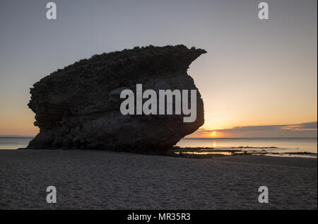 Lever de soleil sur la plage des morts de Carboneras, Almeria Banque D'Images