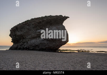 Lever de soleil sur la plage des morts de Carboneras, Almeria Banque D'Images