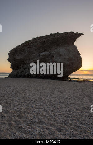 Lever de soleil sur la plage des morts de Carboneras, Almeria Banque D'Images