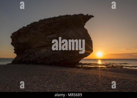 Lever de soleil sur la plage des morts de Carboneras, Almeria Banque D'Images