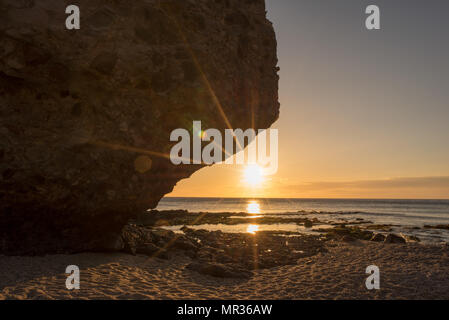 Lever de soleil sur la plage des morts de Carboneras, Almeria Banque D'Images