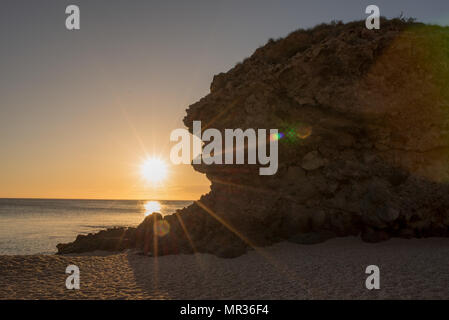 Lever de soleil sur la plage des morts de Carboneras, Almeria Banque D'Images