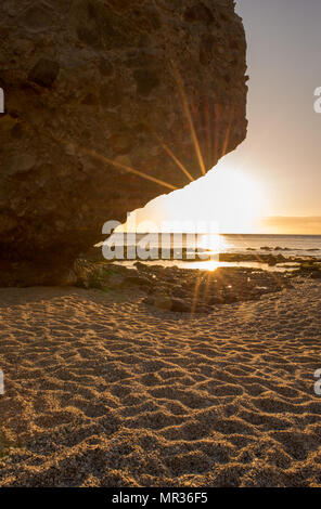 Lever de soleil sur la plage des morts de Carboneras, Almeria Banque D'Images
