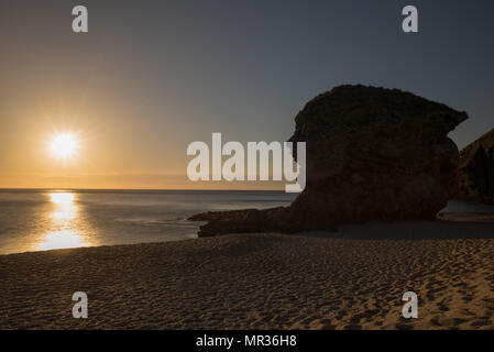 Lever de soleil sur la plage des morts de Carboneras, Almeria Banque D'Images