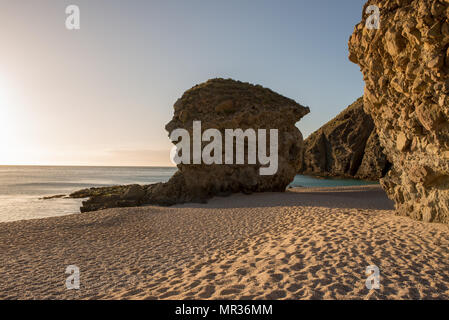 Lever de soleil sur la plage des morts de Carboneras, Almeria Banque D'Images