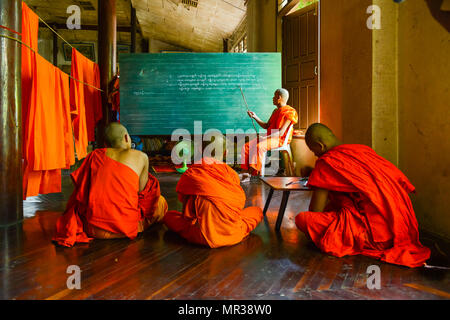 Kanchanaburi, Thaïlande - Juillet 22, 2016 : Mon novice moines étudiant langue enseignée par des moines dans un temple bouddhiste en classe Kanchanaburi, Thaïlande Banque D'Images