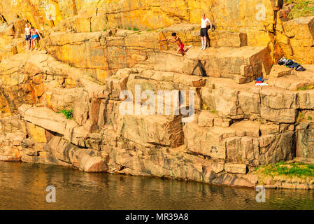 Halmstad, Suède - Mai 16, 2018 : Documentaire de voyage de la vie quotidienne et le lieu. Les jeunes bénéficiant d'saut de falaise dans une vieille pierre rempli d'eau qua Banque D'Images