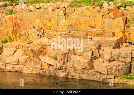 Halmstad, Suède - Mai 16, 2018 : Documentaire de voyage de la vie quotidienne et le lieu. Les jeunes bénéficiant d'saut de falaise dans une vieille pierre rempli d'eau qua Banque D'Images