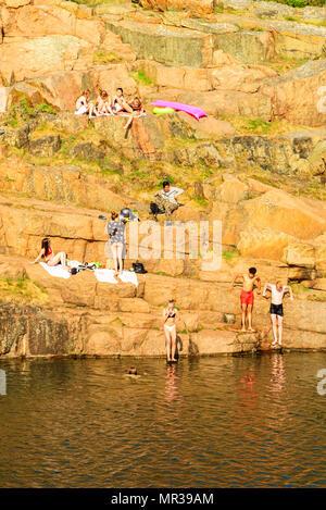 Halmstad, Suède - Mai 16, 2018 : Documentaire de voyage de la vie quotidienne et le lieu. Les jeunes bénéficiant d'saut de falaise dans une vieille pierre rempli d'eau qua Banque D'Images