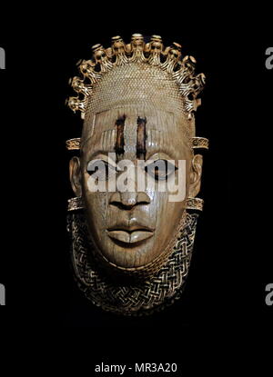 Bénin masque en ivoire, représentant la reine d'IDIA, la mère d'Esigie, l'Oba du Bénin qui a régné de 1504 à 1550. Elle a joué un rôle très important dans l'ascension et le règne de son fils. Elle a été décrite comme un grand guerrier. Le Bénin, le Nigeria (16ème siècle) Banque D'Images