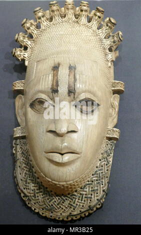 Bénin masque en ivoire, représentant la reine d'IDIA, la mère d'Esigie, l'Oba du Bénin qui a régné de 1504 à 1550. Elle a joué un rôle très important dans l'ascension et le règne de son fils. Elle a été décrite comme un grand guerrier. Le Bénin, le Nigeria (16ème siècle) Banque D'Images