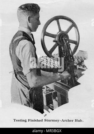 1932 Construction de la main des bicyclettes à l'usine de Raleigh à Nottingham, Angleterre UN Sturmey Archer gear composant. Un travailleur se termine et essais un moyeu de roue Banque D'Images