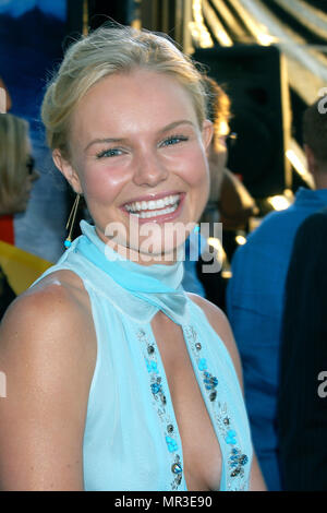 En arrivant à la Kate Bosworth Blue Crush première à l'Universal Amphitheatre de Los Angeles. Le 8 août 2002. BosworthKate26A Red Carpet Event, Vertical, USA, Cinéma, Célébrités, photographie, Bestof, Arts, Culture et divertissement, Célébrités Topix fashion / Vertical, Best of, événement dans la vie d'Hollywood, Californie - Tapis rouge et en backstage, USA, Cinéma, Célébrités, cinéma, télévision, Célébrités célébrités musique, photographie, Arts et culture, Bestof, divertissement, Topix headshot, vertical, une personne, à partir de l'an 2002, enquête tsuni@Gamma-USA.com Banque D'Images