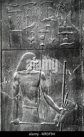 Photographie d'un relief représentant un ancien scribe égyptien, es-re, qui faisait partie de la fausse porte d'une tombe à Saqqarah. En date du 20e siècle Banque D'Images