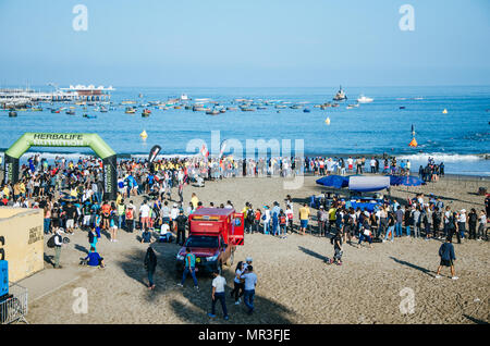 LIMA, PÉROU - 22 avril 2018 : Ironman 70.3 . Panorama de l'ensemble de l'événement et l'accord de l'auditoire Banque D'Images