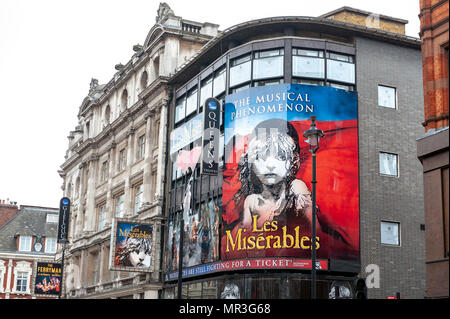 Londres, UK - Avril 2018 : Queens Theatre, West End theatre Shaftesbury Avenue situé dans l'exécution de la production courante de Les Misérables Banque D'Images