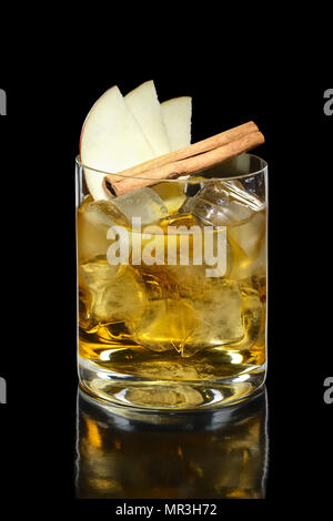 Whiskey avec du jus de pomme Banque D'Images