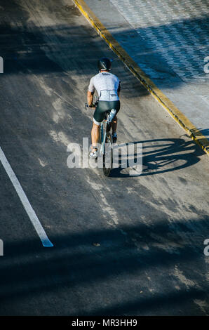 LIMA, PÉROU - 22 avril 2018 : Ironman 70.3 . Les athlètes en compétition dans la deuxième étape de cette grande compétition qui est maintenant le vélo Banque D'Images