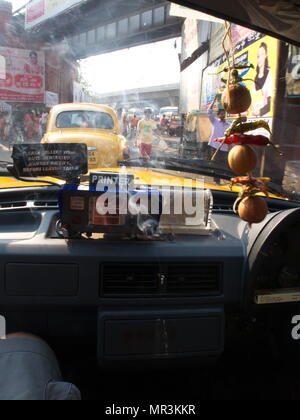 Le Dieu et la fumée à l'intérieur du taxi, Ville de Kolkata, Inde , 11 AVRIL 2013 Banque D'Images