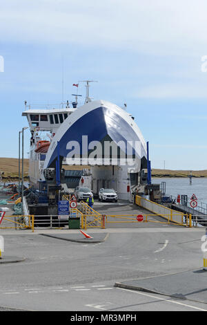 Le traversier Yell reliant le continent du Shetland à l'île de Yell. Déposer les passagers et les voitures pour le terminal du ferry Banque D'Images