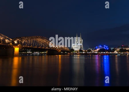 Cologne, Allemagne - le 23 mai 2018 : Pont Hohenzollern, la cathédrale de Cologne et de Musical Dome au crépuscule Banque D'Images