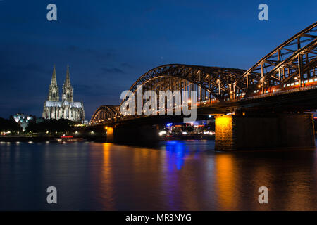 Pont Hohenzollern et de la cathédrale de Cologne au crépuscule Banque D'Images