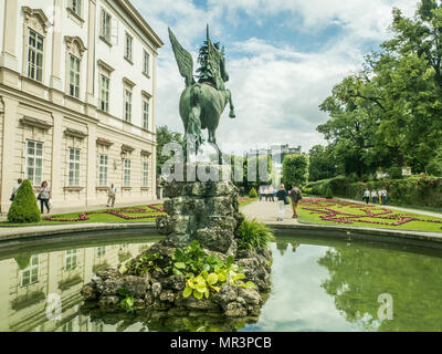 Statue au Palais Mirabell et jardins avec la forteresse de Hohensalzburg médiéval dans l'arrière-plan au sommet de la colline festungsberg, Salzbourg, Autriche. Banque D'Images