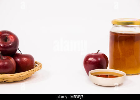 Tas de pommes et la pomme et pot de miel miel de bol isolé sur un fond blanc. Les symboles du Nouvel An juif - Roch Hachana. Banque D'Images