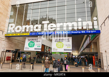 Rome, Italie, mars 2017 : gare centrale Termini entrée. La gare Termini est la gare principale de Rome, la deuxième plus grande gare d'Europ Banque D'Images