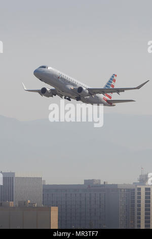 American Eagle (Compass Airlines), Embraer 175 décollant de l'Aéroport International de Los Angeles, LAX. Los Angeles, Californie, USA. Banque D'Images