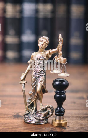 La loi et la justice, la légalité concept, balance de la Justice, Justitia, Dame Justice et sceau du notaire. Banque D'Images