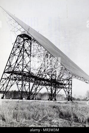 Photographie d'un radiotélescope. Un radiotélescope est une antenne et un récepteur radio utilisé pour recevoir des ondes radio à partir de sources radio astronomiques dans le ciel en radioastronomie. En date du 20e siècle Banque D'Images