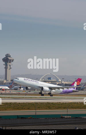Hawaiian Airlines Airbus A330 Jet passagers décollant de l'Aéroport International de Los Angeles, LAX, Californie, USA. Banque D'Images