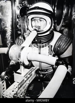 Photographie prise durant les essais d'une combinaison spatiale. L'ingénieur à la Republic Aviation Corporation's research laboratory, à New York, loin des pédales sur un vélo spécial dans les tests d'un costume en cours de développement pour les États-Unis mission Apollo. En date du 20e siècle Banque D'Images