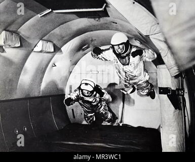 Photographie prise durant les essais d'une combinaison spatiale. L'ingénieur à la Republic Aviation Corporation's research laboratory, New York, le test en cours de développement convient au États-unis mission Apollo. En date du 20e siècle Banque D'Images