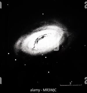 Photographie de galaxie spirale M 64 dans le coma. En date du 20e siècle Banque D'Images